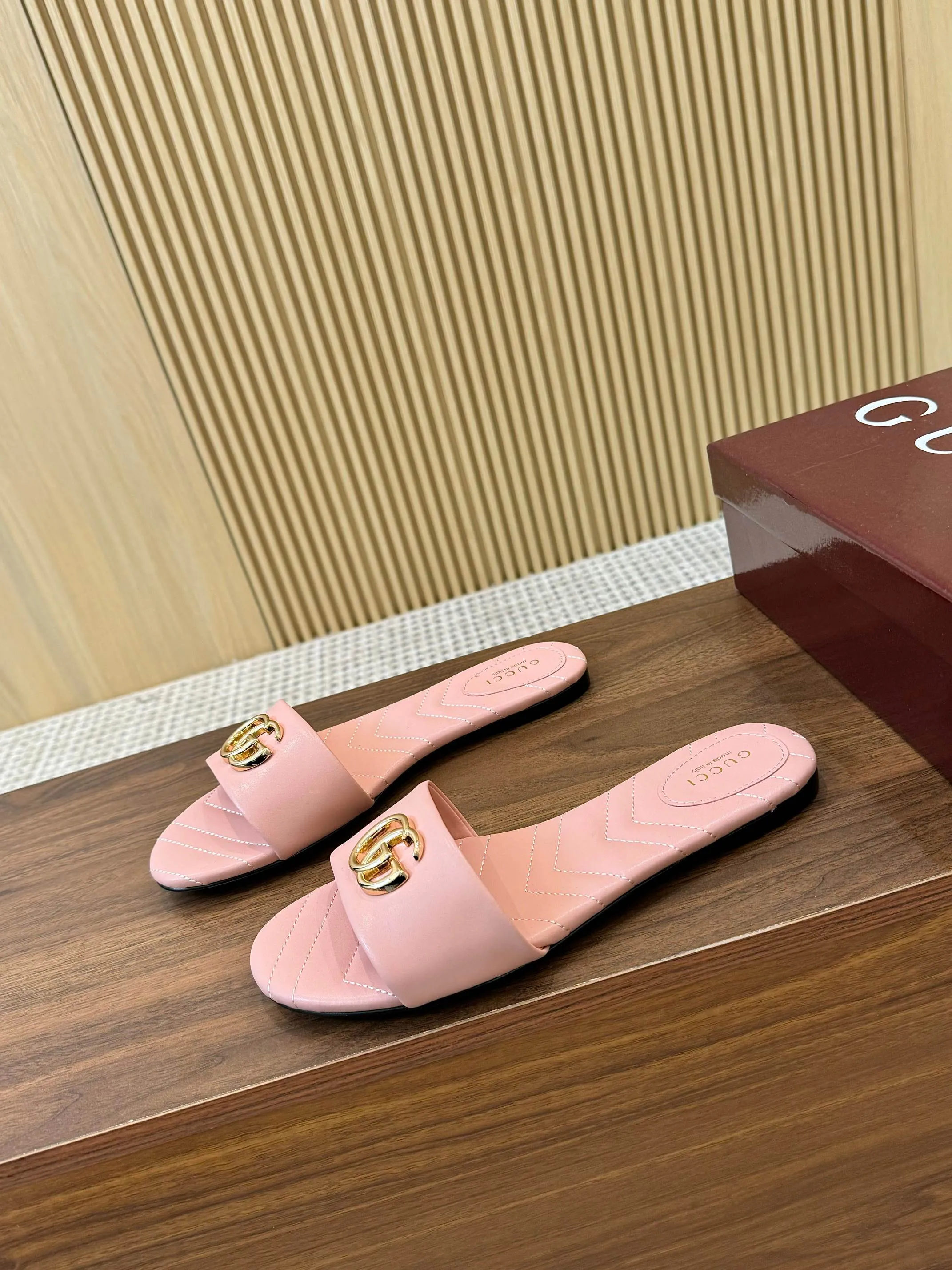 👟👟Ex-factory price 440👟👟 💯💯💯Gucci 2025 spring and summer latest popular slip-on sandals series... [Round toe] Latest double G buckle. Embroidery style Original quality 🍃Original European style, 💥perfect on the feet💃💃When worn with this shoe, it is elegant and crystal clear. No matter the materials of the accessories, they are all customized one by one. You must go to get the original version. The whole series is full of exciting and innovative elements. The texture of different materials, the texture of the materials, and the expression of the materials have a strong artistic atmosphere... ❶ Upper: imported cowhide ❷ Inner lining: customized imported sheepskin ❸ Foot pads: customized imported sheepskin ❹ Outsole: imported Italian genuine leather outsole ❺ Heel height: 1.5CM ❻ Packaging: Original full set of packaging ❼ Code number: 35-43 (41.42.43 customized is not returnable)